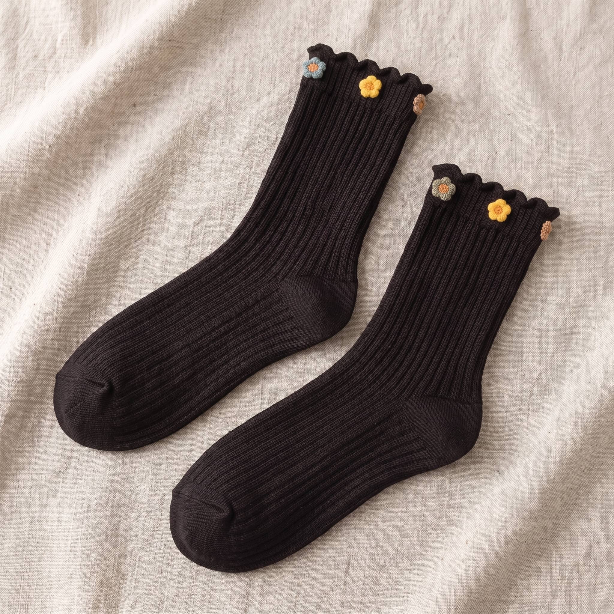 Dainty Felt Blossom Ruffle Ribbed Cotton Crew Socks