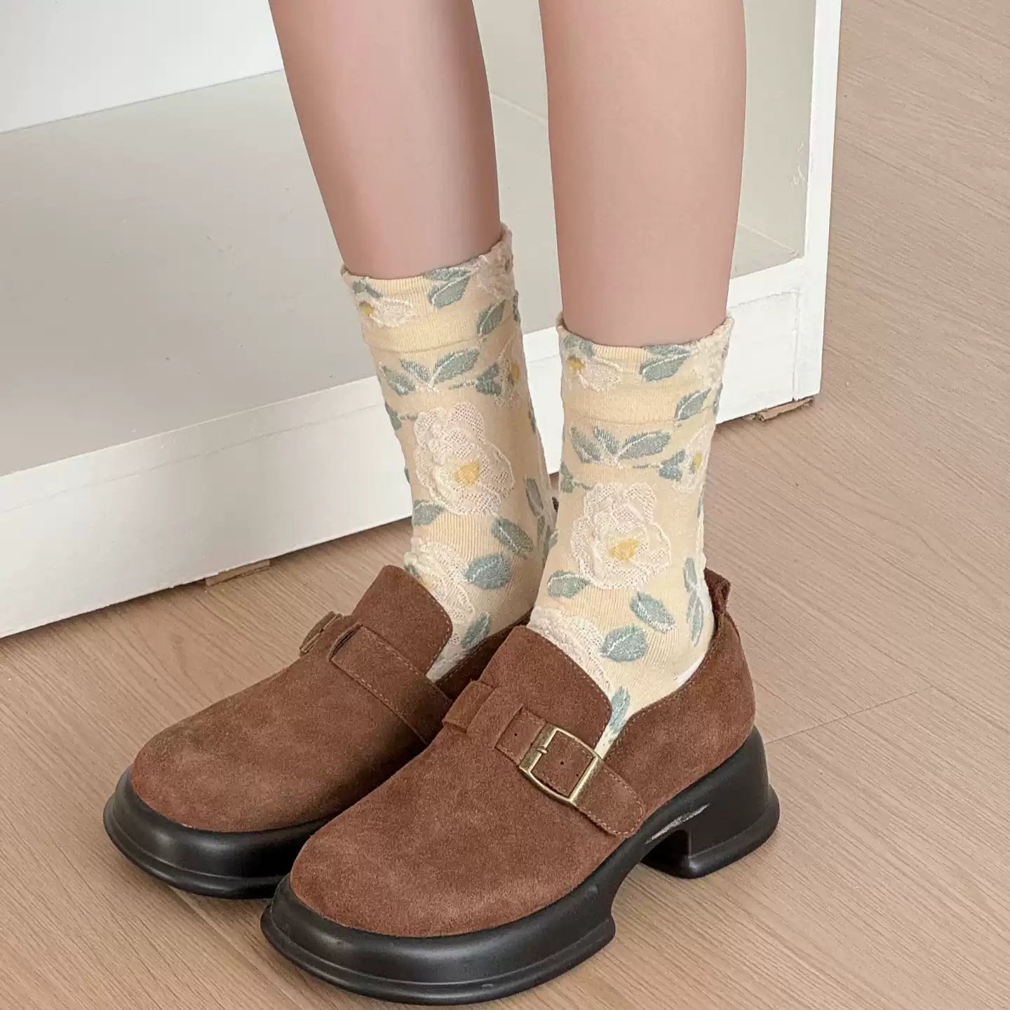 Vintage Embossed Rose Jacquard Combed Cotton Crew Socks